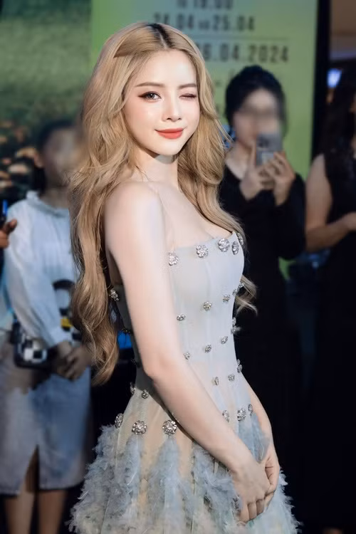 Nữ DJ sở hữu gương mặt xinh xắn, làn da trắng mịn, thân hình chữ S nóng bỏng.