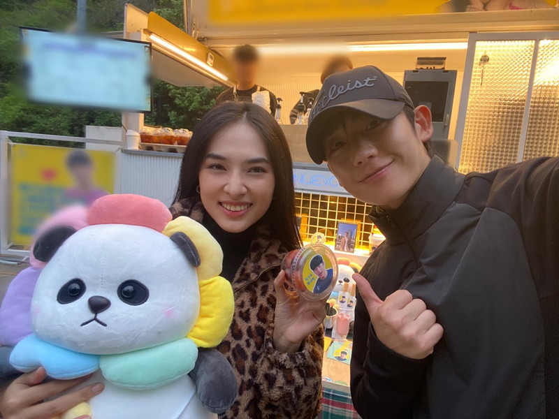 Đóng chung phim với Jung Hae In, Tuệ Minh cho biết, tài tử Hàn Quốc như một anh trai nhà bên, lúc nào cũng dịu dàng, lịch sự và cười hiền. Ảnh: FB Tuệ Minh.