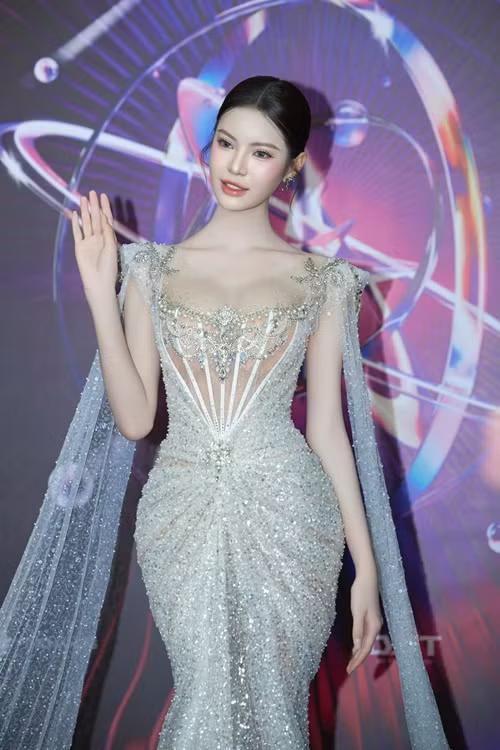 Trong chung kết Hoa hậu Chuyển giới Quốc tế 2024, Huy Hoàng là người phiên dịch của Tường San. Nàng hậu trả lời bằng tiếng Việt khá ấp úng cho câu hỏi tiếng Anh. Nhanh chóng, Huy Hoàng vừa dịch tiếng Anh câu trả lời của Tường San vừa bổ sung thêm ý.