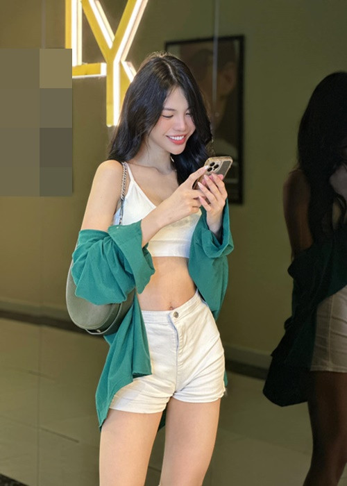 Tường San trẻ trung, gợi cảm ở đời thường.