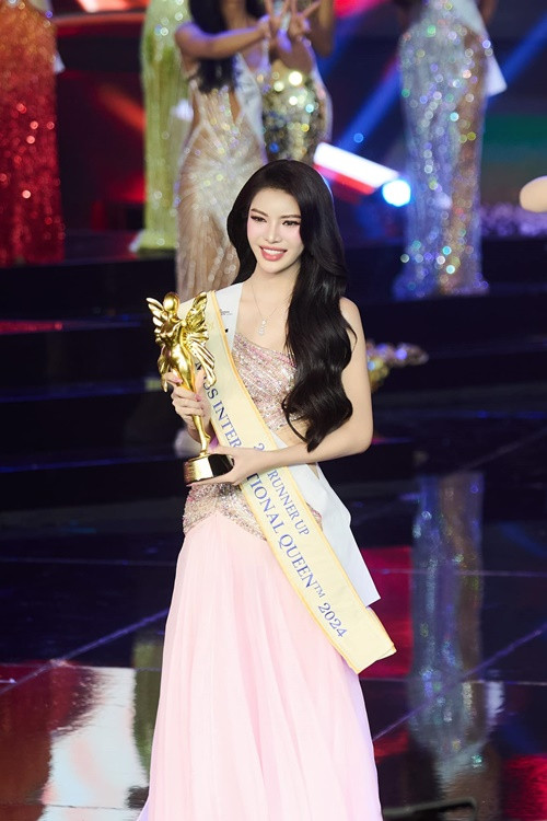Cô thăng hạng nhan sắc sau khi vào showbiz.