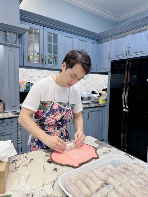 Nam ca sĩ khéo léo gói nem. Ảnh: FB Thủy Anh.