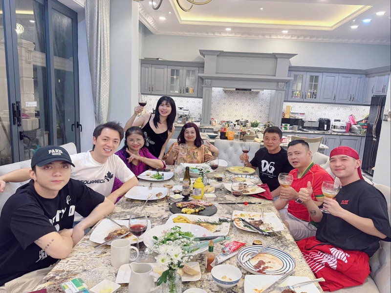 Đăng Khôi - Thủy Anh tự tay nấu ăn mỗi khi mời bạn bè đến chơi. Ảnh: FB Đăng Khôi.