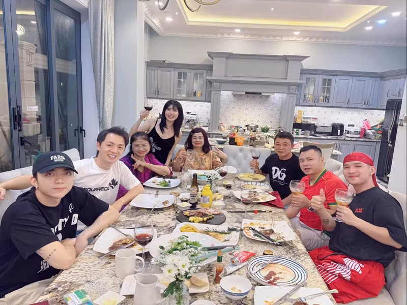 Đăng Khôi - Thủy Anh tự tay nấu ăn mỗi khi mời bạn bè đến chơi. Ảnh: FB Đăng Khôi.