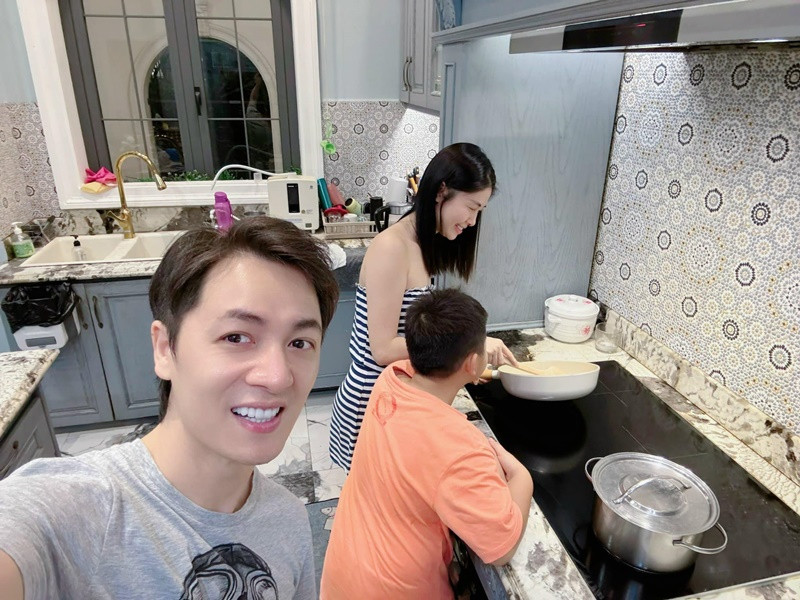 Thủy Anh cũng thường xuyên trổ tài nấu ăn. Ảnh: FB Đăng Khôi.