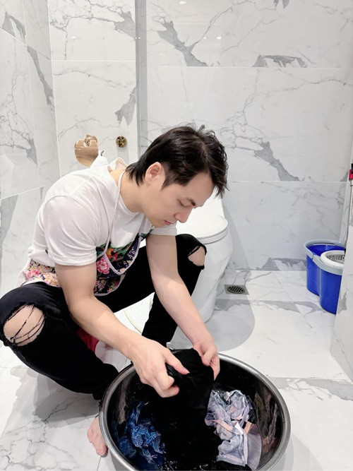 Nam ca sĩ chia sẻ trong cuộc phỏng vấn với Dân Việt: "Tôi thấy việc ai ở nhà ai ra ngoài không quan trọng. Hai người cần hỗ trợ và chia sẻ với nhau". Ảnh: FB Thủy Anh.