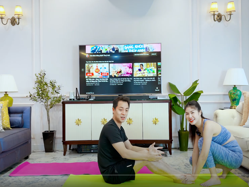 Tại nhà, Đăng Khôi - Thủy Anh hỗ trợ nhau tập luyện. Ảnh: Youtube Đăng Khôi.