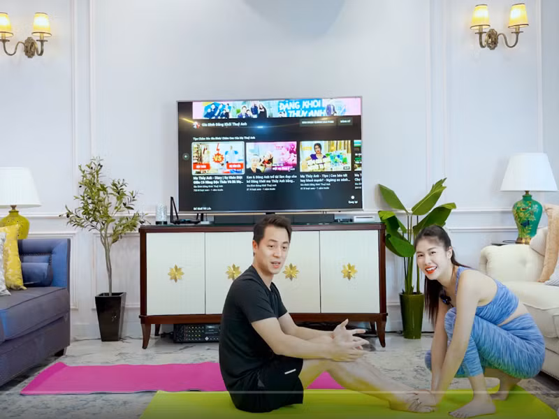 Tại nhà, Đăng Khôi - Thủy Anh hỗ trợ nhau tập luyện. Ảnh: Youtube Đăng Khôi.
