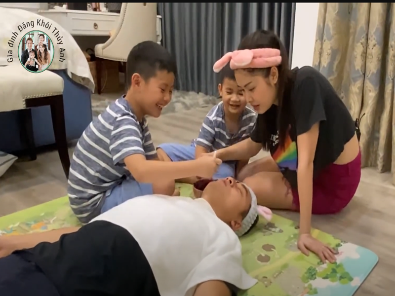 Đăng Khôi có những giây phút bình yên, thảnh thơi bên vợ con. Ảnh: Youtube Đăng Khôi.