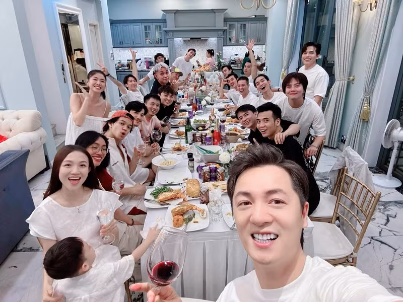 Đăng Khôi mời các nghệ sĩ cùng tham gia Anh trai vượt ngàn chông gai 2024 về nhà ăn uống. Ảnh: FB Đăng Khôi.