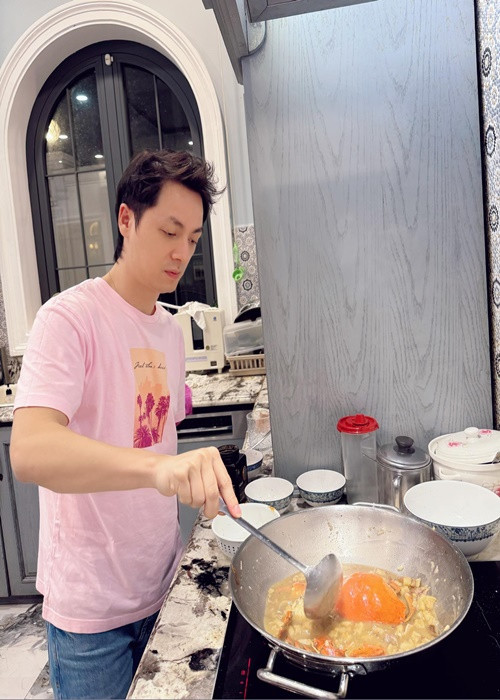 Đăng Khôi thường xuyên vào bếp nấu ăn tại nhà. Ảnh: FB Thủy Anh.