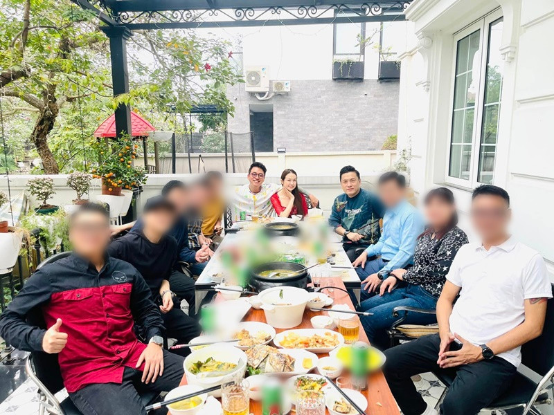 Vợ chồng Tuấn Hưng thường xuyên mời bạn bè đến ăn uống. Một người bạn ăn cơm nhà Tuấn Hưng từng khen ngợi: "Ăn cơm bên nhà mình lúc nào cũng rất ngon đến nỗi "nhìn thấy lại ước ao".