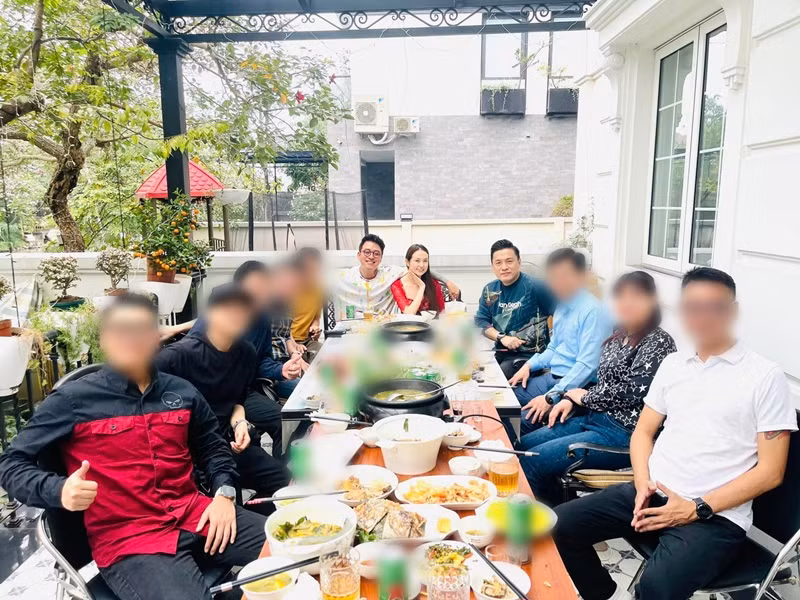 Vợ chồng Tuấn Hưng thường xuyên mời bạn bè đến ăn uống. Một người bạn ăn cơm nhà Tuấn Hưng từng khen ngợi: "Ăn cơm bên nhà mình lúc nào cũng rất ngon đến nỗi "nhìn thấy lại ước ao".