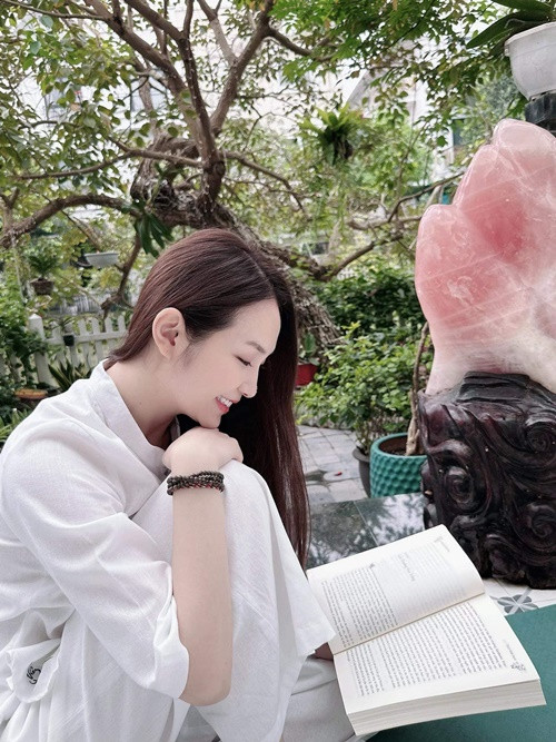 Vợ Tuấn Hưng sống thảnh thơi, bình yên trong căn biệt thự.