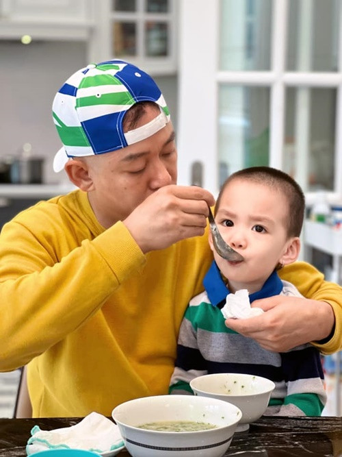 Nam ca sĩ dành nhiều thời gian chăm sóc các con còn nhỏ.