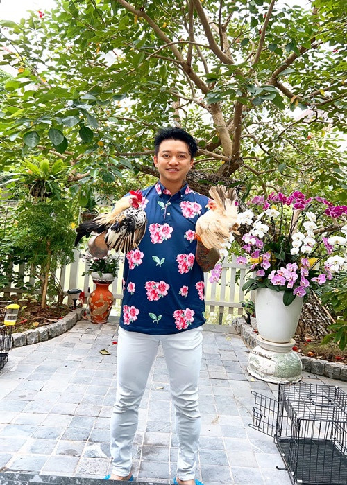 Giọng ca Nắm lấy tay anh nuôi chó, thỏ và gà trong biệt thự. "Nhà em bây giờ như vườn bách thú. Các con cứ thích động vật nên đòi nuôi bằng được. Rồi lại đến tay mình phải chăm cả", Tuấn Hưng chia sẻ.