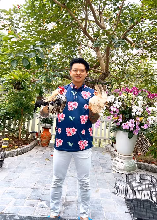 Giọng ca Nắm lấy tay anh nuôi chó, thỏ và gà trong biệt thự. "Nhà em bây giờ như vườn bách thú. Các con cứ thích động vật nên đòi nuôi bằng được. Rồi lại đến tay mình phải chăm cả", Tuấn Hưng chia sẻ.