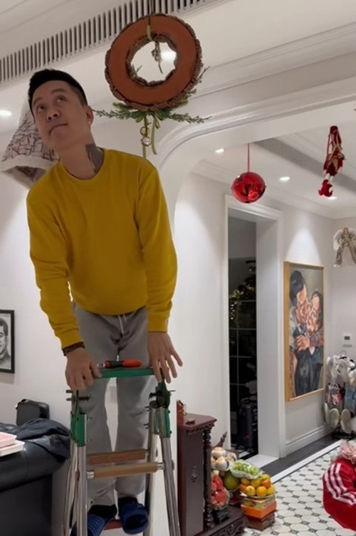 Mỗi dịp lễ Tết, Giáng sinh, ca sĩ Tuấn Hưng "phủ màu sắc" mới cho không gian sống.