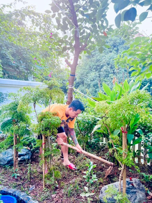 Nam ca sĩ luôn chăm chút cây trồng trong sân nhà.