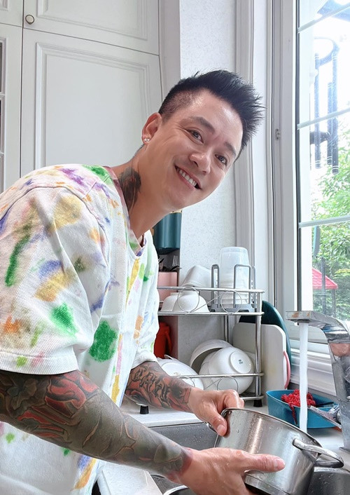 Tuấn Hưng không ngại ngần rửa bát, dọn dẹp nhà cửa.