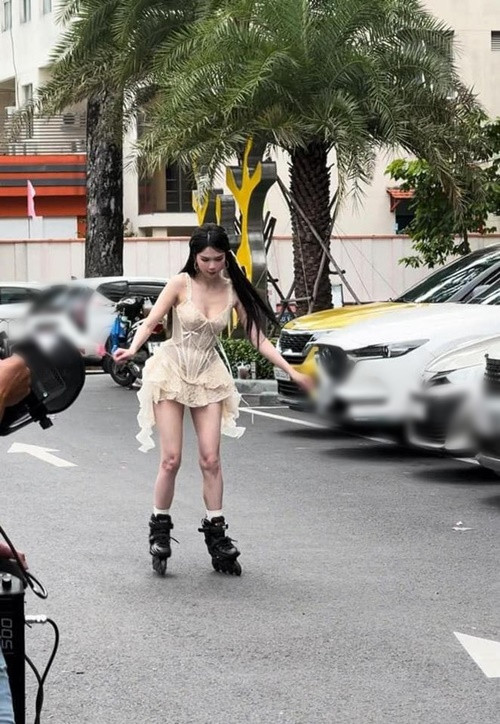 Mới đây, trên trang cá nhân, Ngọc Trinh đăng tải clip mặc váy ngắn, trượt patin. Ảnh: Đời Sống Pháp Luật.
