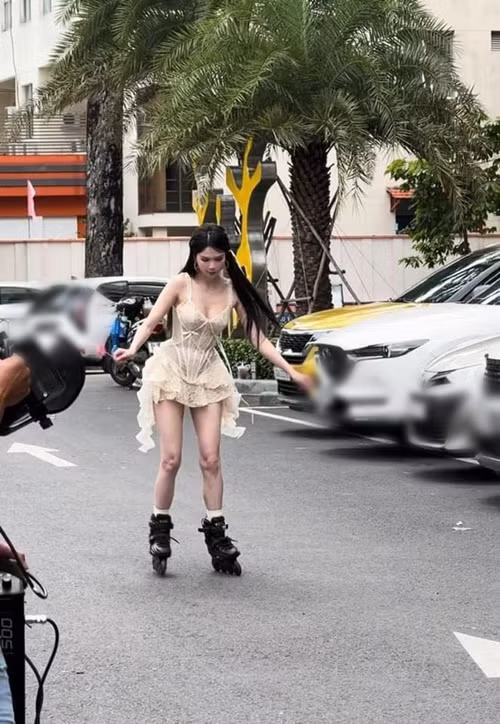 Mới đây, trên trang cá nhân, Ngọc Trinh đăng tải clip mặc váy ngắn, trượt patin. Ảnh: Đời Sống Pháp Luật.