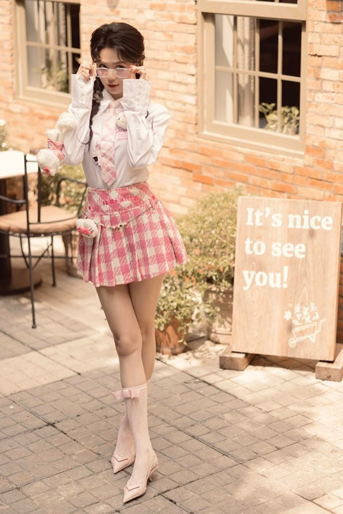 Vì tạo dáng mạo hiểm khi lái xe phân khối lớn, Ngọc Trinh phải trả giá bằng những vết sẹo, tù treo một năm, thời gian thử thách 2 năm về tội gây rối trật tự công cộng. Ảnh: FB Ngọc Trinh.