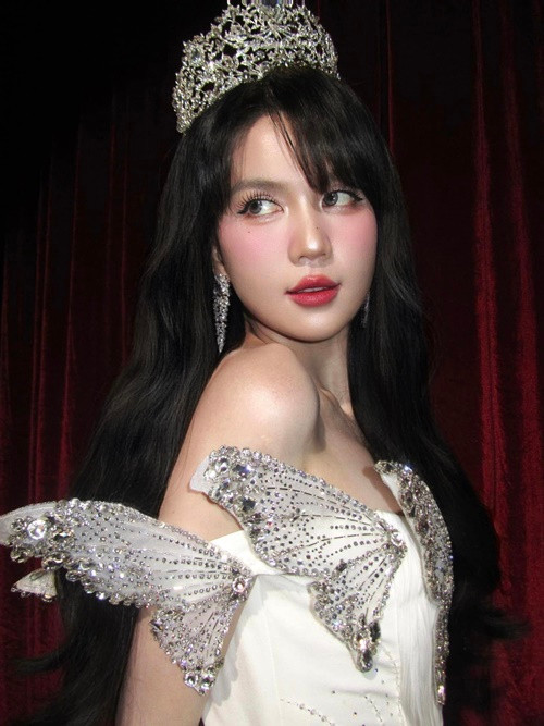 Tuy nhiên, Ngọc Trinh dần quay về với những mẫu trang phục ngắn, mỏng. Ảnh: FB Ngọc Trinh.