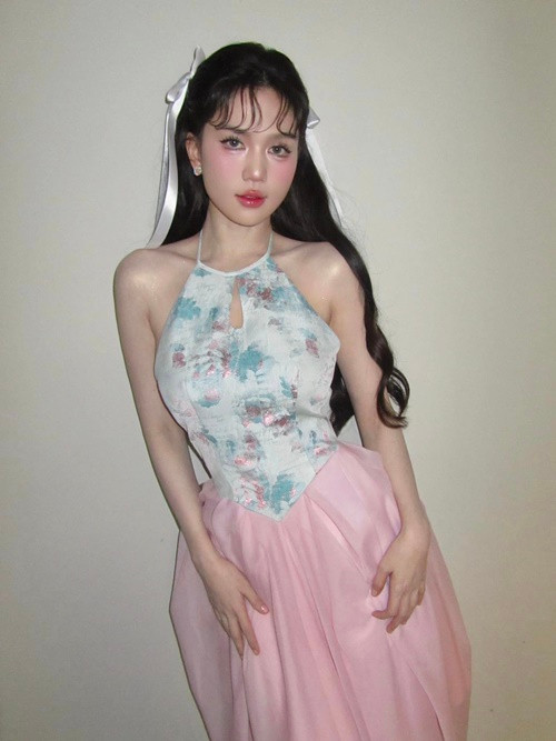 Chân dài sinh năm 1989 chọn phong cách kín đáo sau biến cố. Ảnh: FB Ngọc Trinh.