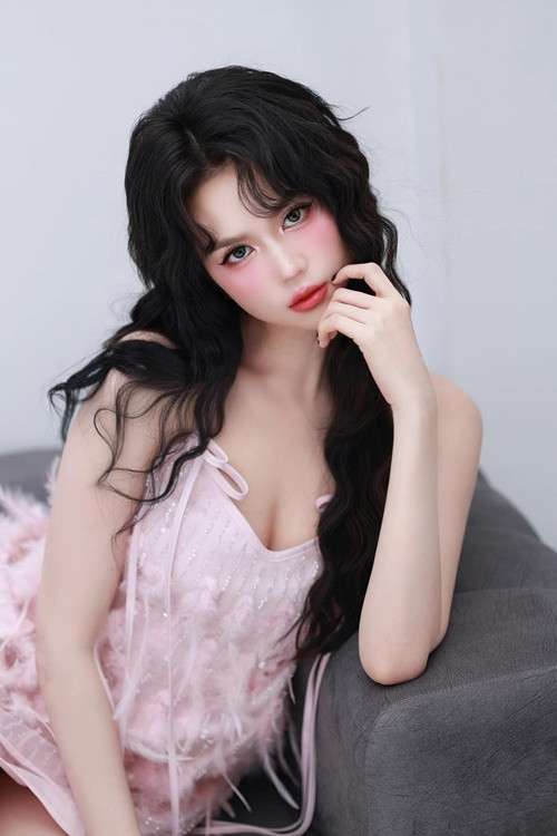 Chân dài gốc Trà Vinh trở lại phong cách khoe da thịt quen thuộc ít tháng qua. Ảnh: FB Ngọc Trinh.