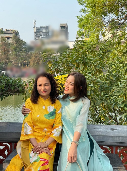 Sau khi đăng quang Miss Universe Vietnam 2024, Nguyễn Cao Kỳ Duyên chia sẻ trên Vietnamnet, cô giấu ý định đi thi với bố mẹ. 2 năm trước, Kỳ Duyên bị gia đình ngăn cản. Tuy nhiên, lần này, Kỳ Duyên muốn tự quyết định và chấp nhận rủi ro.