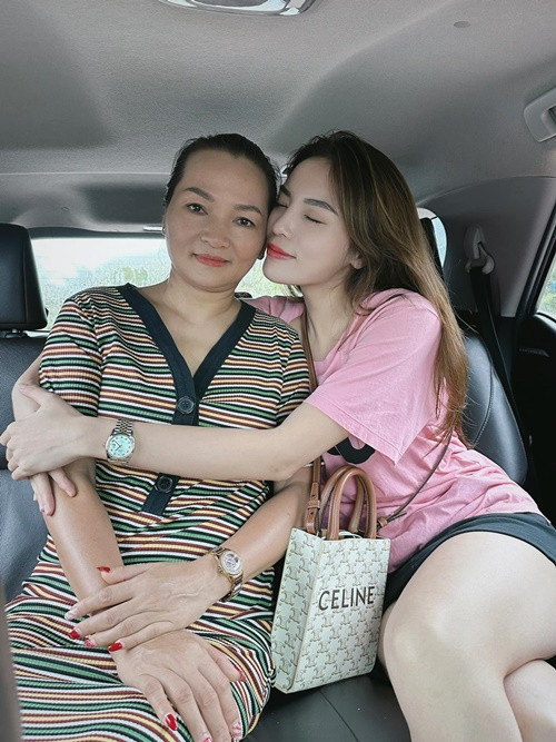 Vài năm trở lại đây, Hoa hậu Kỳ Duyên ít xuất hiện bên bố mẹ tại các sự kiện.