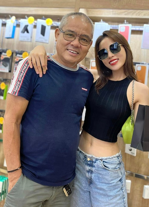 “Hồi nhỏ, tôi bị ăn đòn rất nhiều, nhưng tôi được gia đình yêu thương và bao bọc, nên không có nhiều sự va vấp, trải đời”, Pháp Luật Việt Nam dẫn lời Kỳ Duyên.