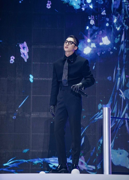 Thu nhập của Sơn Tùng M-TP chủ yếu đến từ hoạt động ca hát. Năm 2018, một số nguồn tin cho rằng thù lao của nam ca sĩ gốc Thái Bình lên tới 500 triệu cho một show diễn ở quán bar.