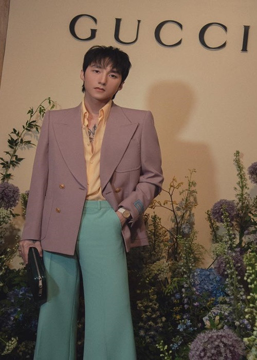 Nam ca sĩ gốc Thái Bình còn đắt show đại diện quảng cáo.