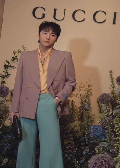 Nam ca sĩ gốc Thái Bình còn đắt show đại diện quảng cáo.