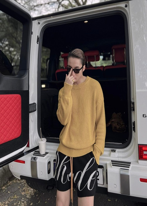 Sơn Tùng M-TP được cho là đang sống trong căn villa ven sông 50 tỷ đồng, thường di chuyển bằng xe Mercedes-AMG G63 13 tỷ đồng. Nam ca sĩ còn có bộ sưu tập đồng hồ tổng giá trị gần 10 tỷ đồng.