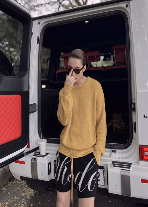 Sơn Tùng M-TP được cho là đang sống trong căn villa ven sông 50 tỷ đồng, thường di chuyển bằng xe Mercedes-AMG G63 13 tỷ đồng. Nam ca sĩ còn có bộ sưu tập đồng hồ tổng giá trị gần 10 tỷ đồng.