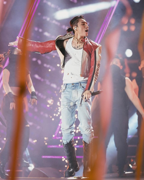 Năm 2019, đạo diễn Việt Tú tiết lộ về mức cát-sê của Sơn Tùng M-TP lên đến tiền tỷ. Đạo diễn Việt Tú chia sẻ: "Theo nguồn tin mới nhất, ông em Sơn Tùng (ca sĩ Sơn Tùng M-TP) sẽ sớm đi vào kỷ lục khi là nghệ sĩ đầu tiên tại Việt Nam lĩnh lương sự kiện chín số 0".