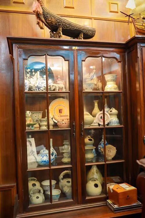 Hình ảnh tủ đồ cổ ở nơi làm việc của "Táo Giao thông" năm 2018. Ảnh: Dân Việt.