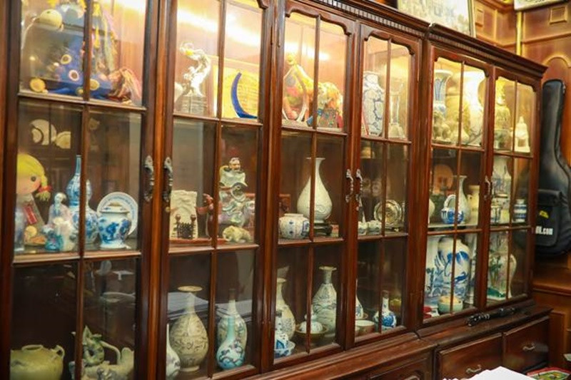 Nam nghệ sĩ cũng từng trưng bày đồ cổ ở nơi làm việc. Ảnh: Dân Việt.