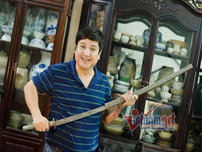 Nam nghệ sĩ khoe một thanh gươm. Ảnh: Vietnamnet.