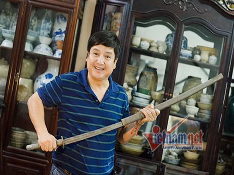 Nam nghệ sĩ khoe một thanh gươm. Ảnh: Vietnamnet.