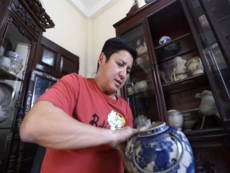 "Trong quá trình mua bán đấy, những đồ tốt bán đi lấy tiền nuôi các con, còn một đống đồ cũ ở nhà và thế là thành nhà sưu tầm", Chí Trung nói. Ảnh: Sức Khỏe Đời Sống.