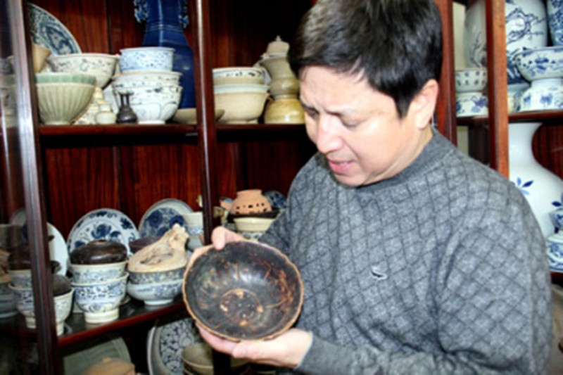 Chí Trung từng khoe bộ sưu tập đồ cổ của mình. Ảnh: Giáo Dục Việt Nam.