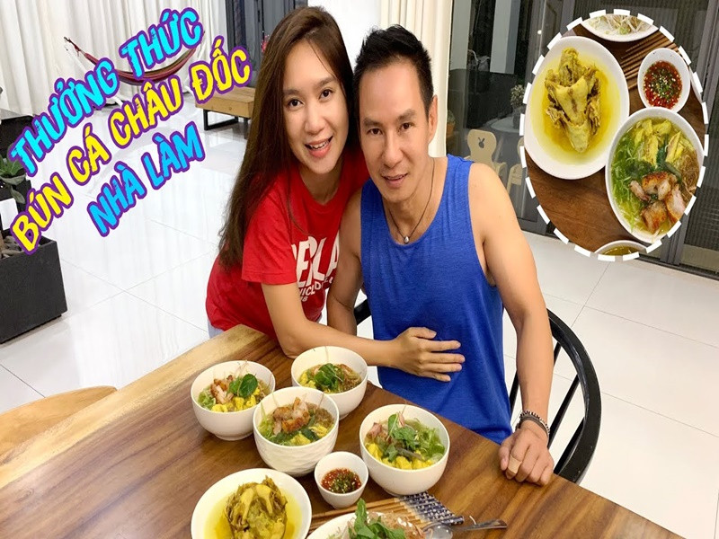 Lý Hải tự tay nấu món bún cá Châu Đốc cho cả gia đình. Ảnh: Youtube Lý Hải - Minh Hà.