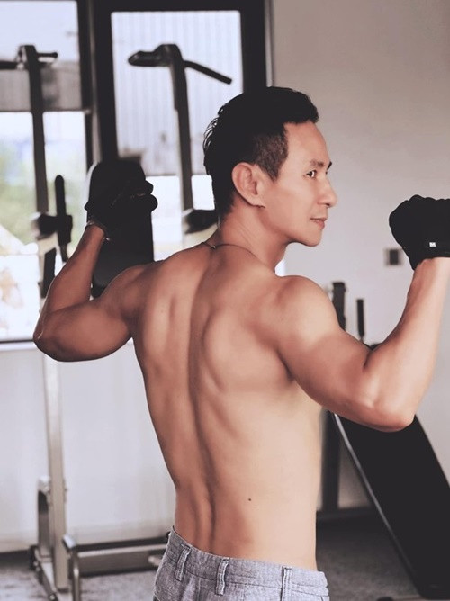 Nam ca sĩ tập gym tại nhà khi rảnh rỗi. Ảnh: Yan.