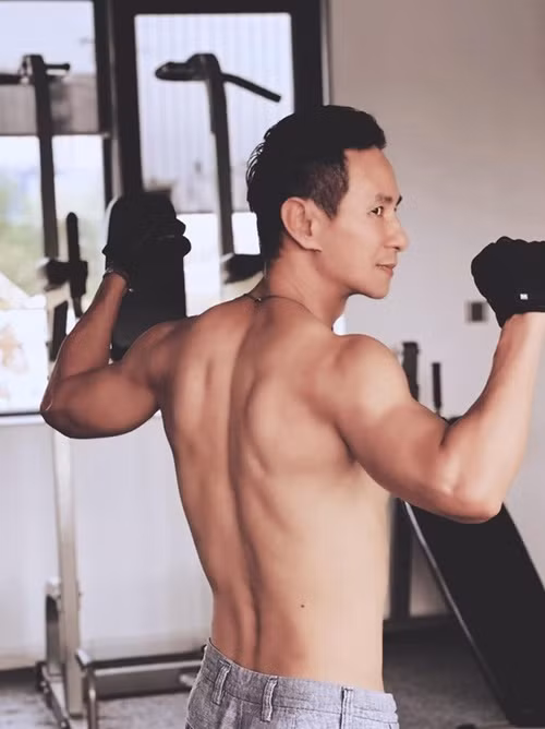 Nam ca sĩ tập gym tại nhà khi rảnh rỗi. Ảnh: Yan.