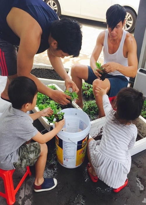 Lý Hải trồng, chăm sóc nhiều loại cây trên tầng thượng của biệt thự. Ảnh: FB Lý Hải - Minh Hà.