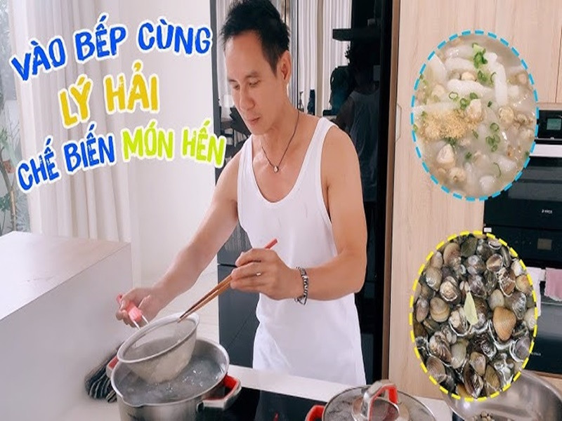 Nam đạo diễn thích nấu ăn tại nhà. Ảnh: Youtube Lý Hải - Minh Hà.